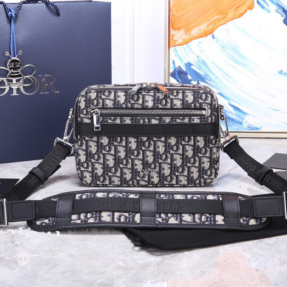 D*or safari messenger bag