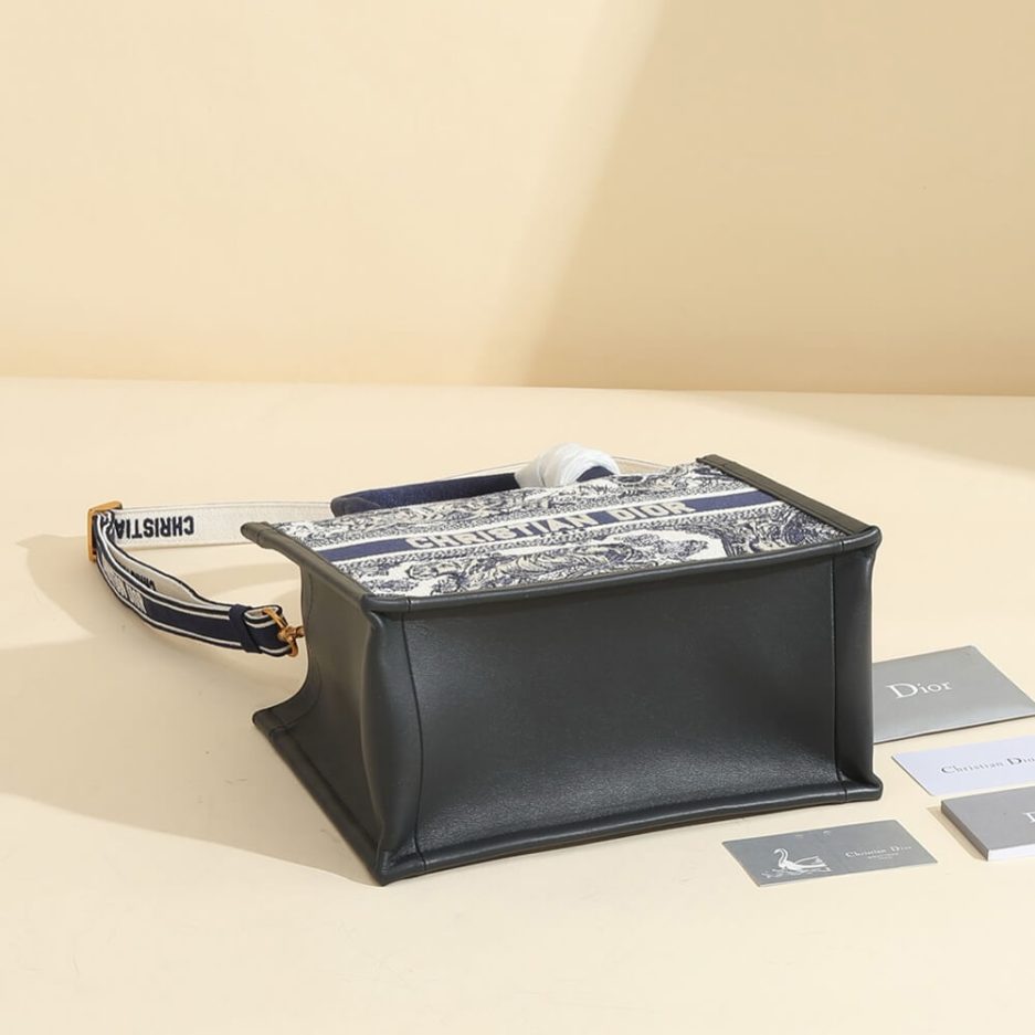 medium D*or book tote